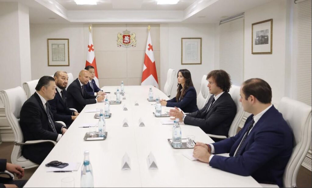 Baş nazir “Charoen Pokphand Group”un sədri ilə görüşüb
