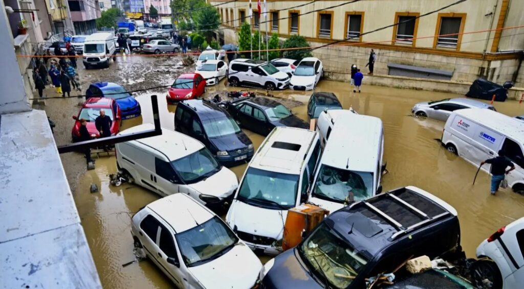 Ստամբուլում ջրհեղեղի հետևանքով զոհվել է երեք մարդ, իսկ հինգը համարվում է անհետ կորած, տարհանվել են հարյուրավոր մարդիկ