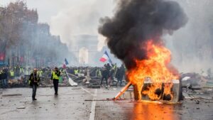Мэрия Парижа призывает жителей и представителей бизнеса занести в помещения мусорные баки, велосипеды и уличную мебель, чтобы активисты не использовали эти предметы для баррикад