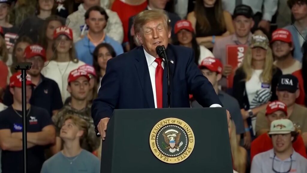 Дональд Трамп заявляет, что Google отклонил его просьбу переименовать Атлантический океан
