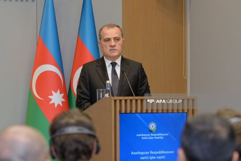 Azərbaycanın xarici işlər naziri bəyan edib ki, Xəzər dənizində suyun səviyyəsinin azalması səbəbindən Bakı limanında dibdərinləşdirmə işləri aparılır