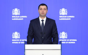 По обвинению в организации группового насилия, грабеже и вымогательстве задержано семь человек