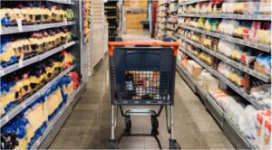 Newsweek -: Власти около 37 стран мира призывают граждан создавать запасы продуктов питания и других предметов первой необходимости на случай войны, экстремальных погодных условий или киберугроз